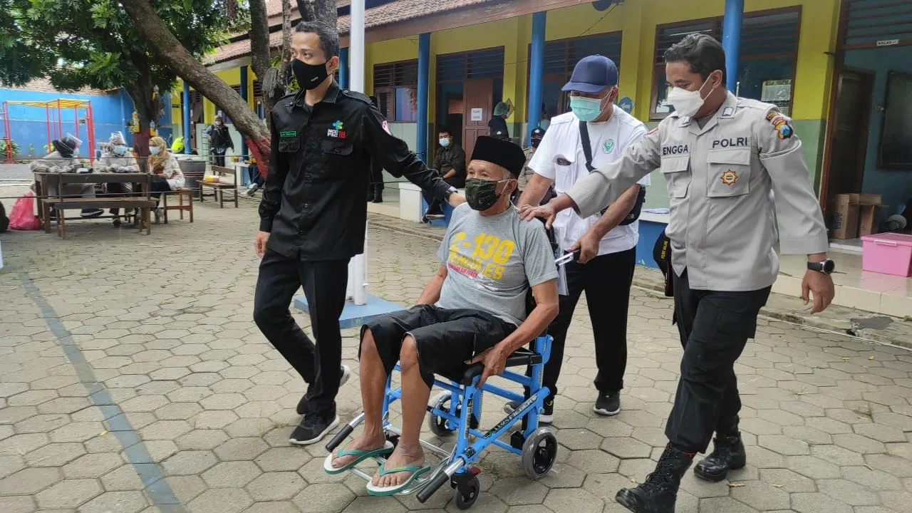 Meski Berumur 66 Tahun, Kakek Ini Semangat Ikut Vaksin