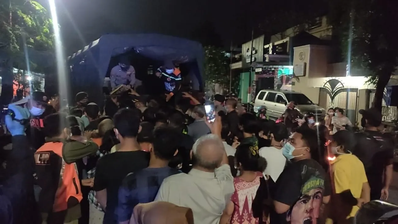Bantuan Bansos Polda Jatim, Warga Berebut Tanpa Jaga Jarak