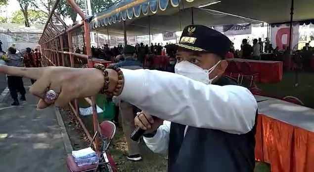 Detik-Detik Wali Kota Surabaya Eri Cahyadi Emosi karena Peserta Vaksinasi COVID-19 Massal Sulit Diatur