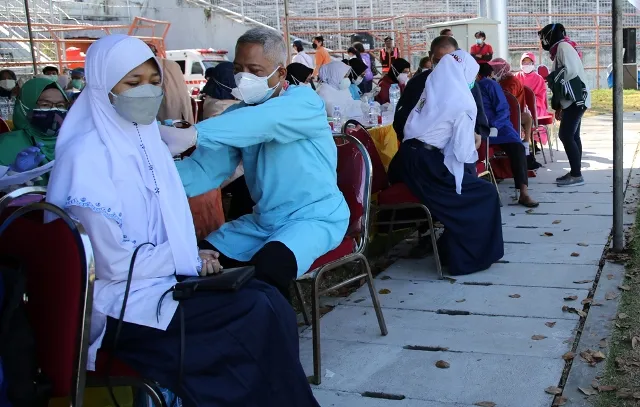 20 Ribu Pelajar SD-SMP se-Surabaya telah Disuntik Vaksin Massal di Stadion Gelora 10 November