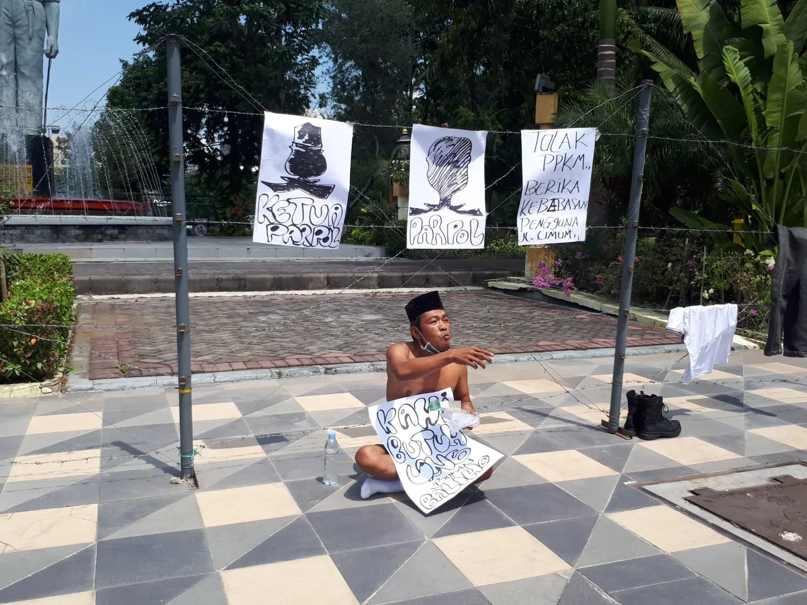 Unjuk Rasa tanpa Busana, Seniman Surabaya Kusnan Hadi setengah Bugil Protes Parpol Pasang Baliho di Jalanan