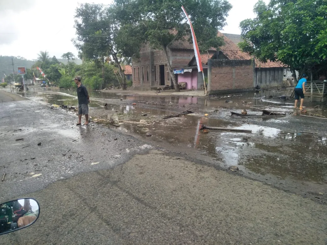 Cuaca Memburuk, Banjir Rob Pantai Sidem Landa Perumahan, Warga Panik!