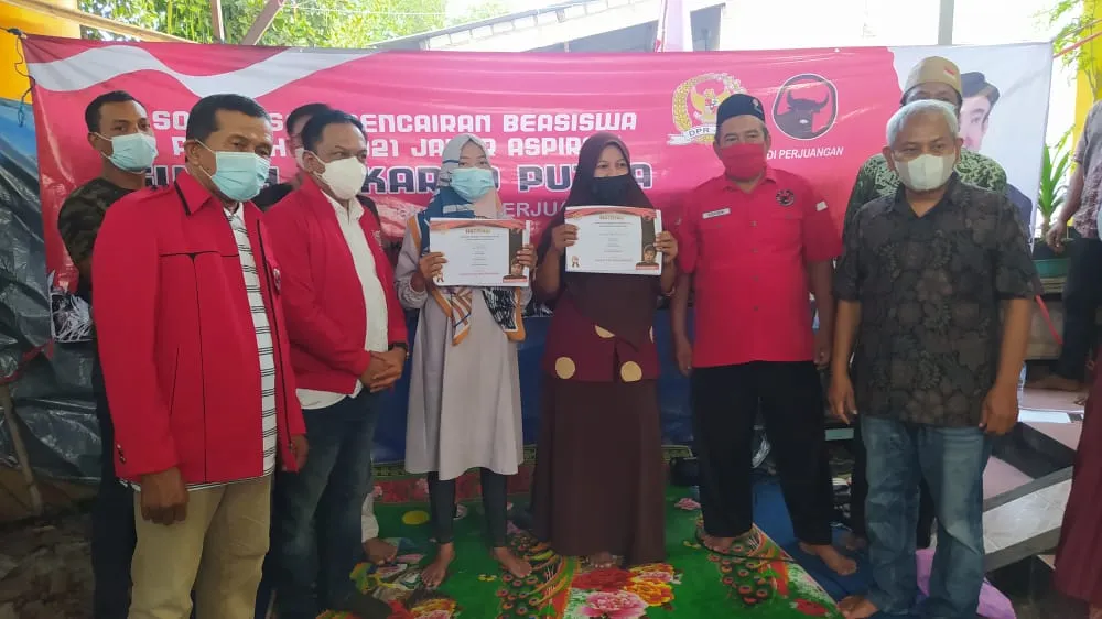 Politisi PDI-P Serahkan Program Beasiswa, Jalur Aspirasi DPR RI di Kampung Nelayan