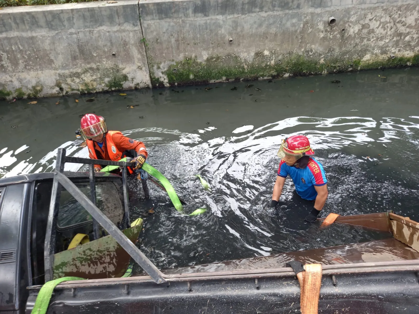 Terkejut Ada Penyeberang Jalan, Sopir Spontan Banting Setir, Mobil Pikap pun Nyemplung Kali Tenggilis