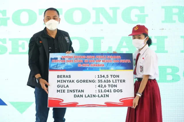 Pelajar SD SMP se-Surabaya Serahkan Bantuan ke Sesama Pelajar Terdampak Pandemi Covid-19