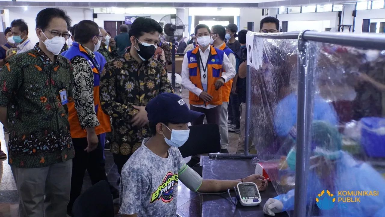 Wagub Jatim Emil Dardak Tinjau Langsung Pelaksanaan Vaksinasi ITS