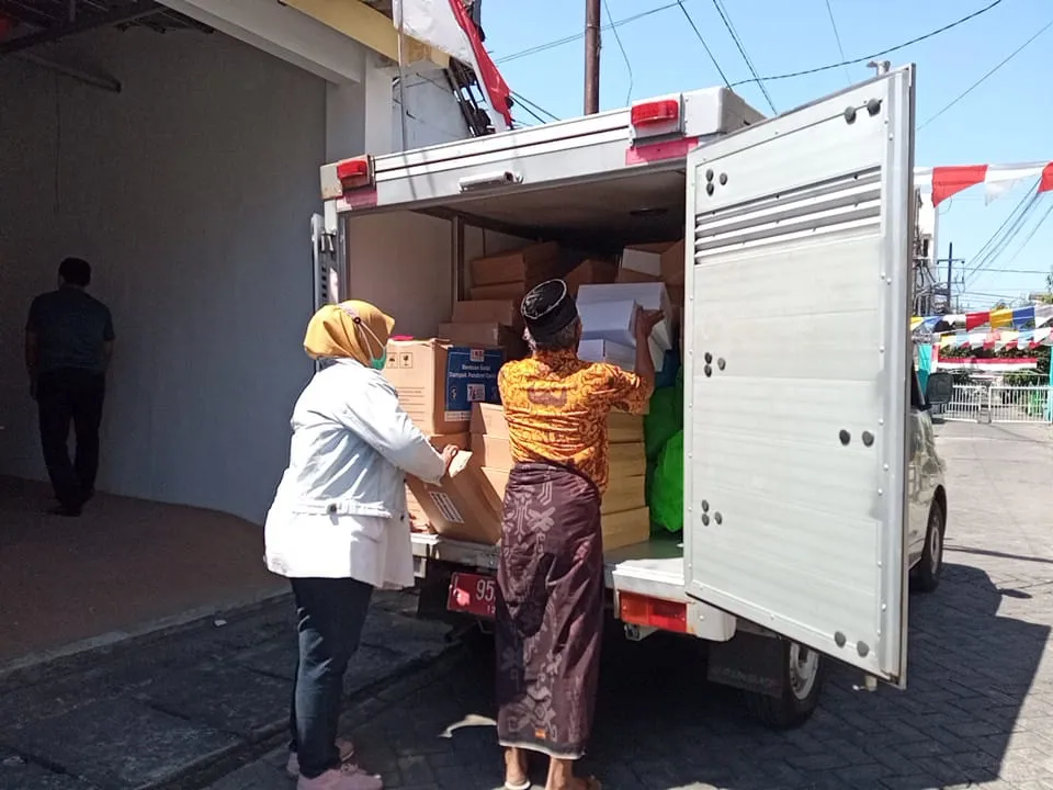 HUT ke-76 RI, Pemkot Surabaya Bagikan Ribuan Paket Sembako kepada Veteran