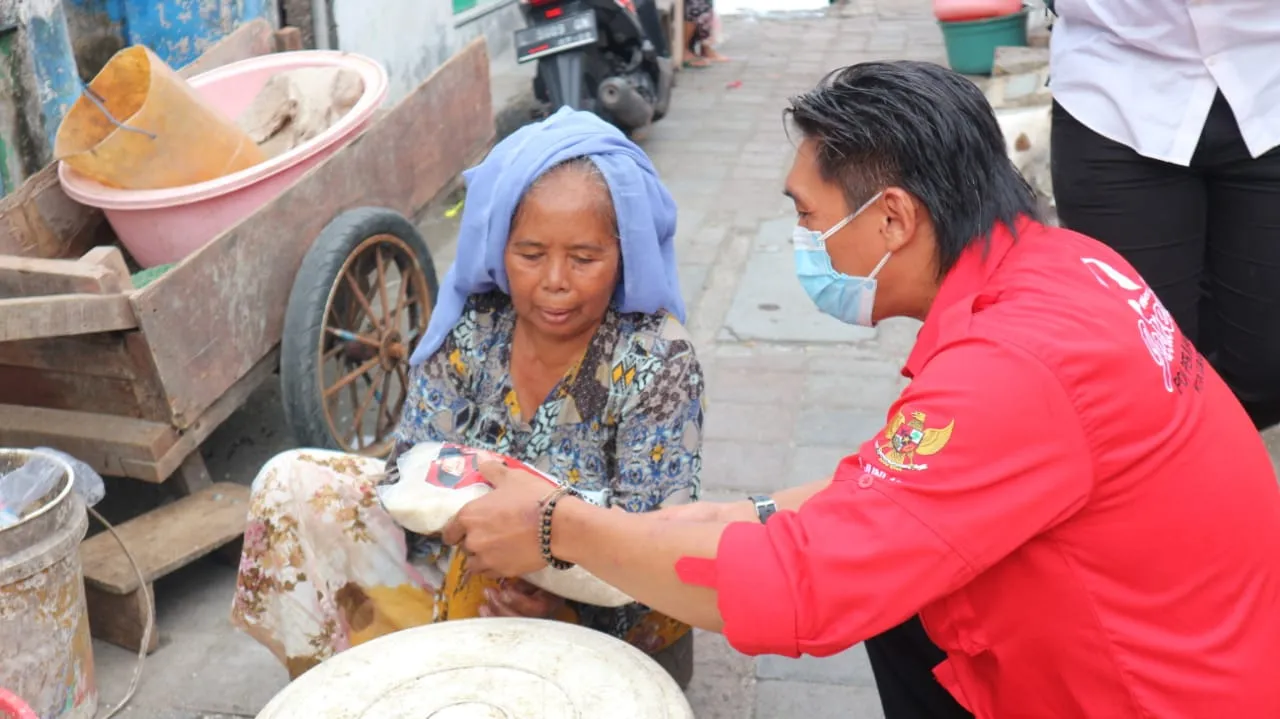 Gotong Royong, Komunitas Juang Merah Total Door to Door Salurkan Bantuan Permakanan