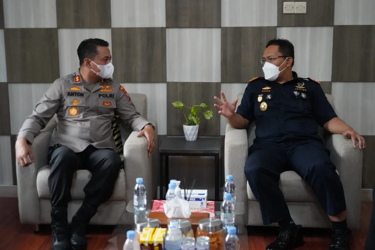 Jaga Hubungan Baik, Kapolres Tanjung Perak Terima Kunjungan Kepala Bea Cukai