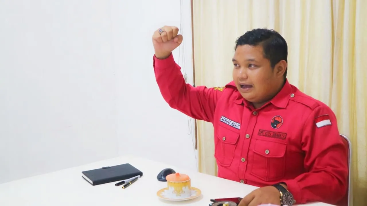 Penuhi Asupan Protein Warga, Wakil Sekretaris DPC PDIP Surabaya Achmad Hidayat Bagi-Bagi Telur