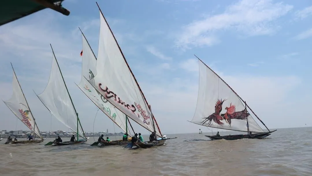 Semarak HUT RI ke-76, Lomba Balap Perahu Layar Tradisional di Pantai Kenjeran Surabaya
