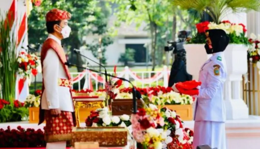 Pimpin Upacara Peringatan HUT RI ke-76 di Istana Merdeka, Presiden Jokowi Kenakan Busana Adat Lampung