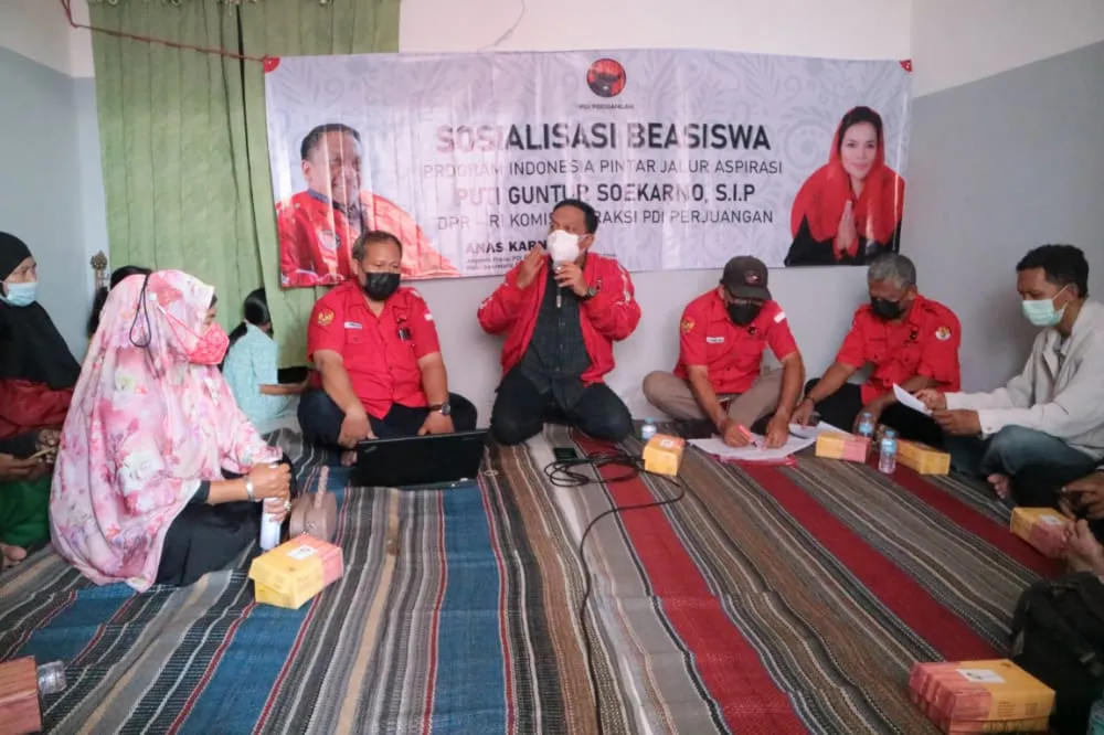 Politisi PDIP Kawal Penyerahan Beasiswa PIP Jalur Aspirasi DPR RI Puti-Guntur Soekarno