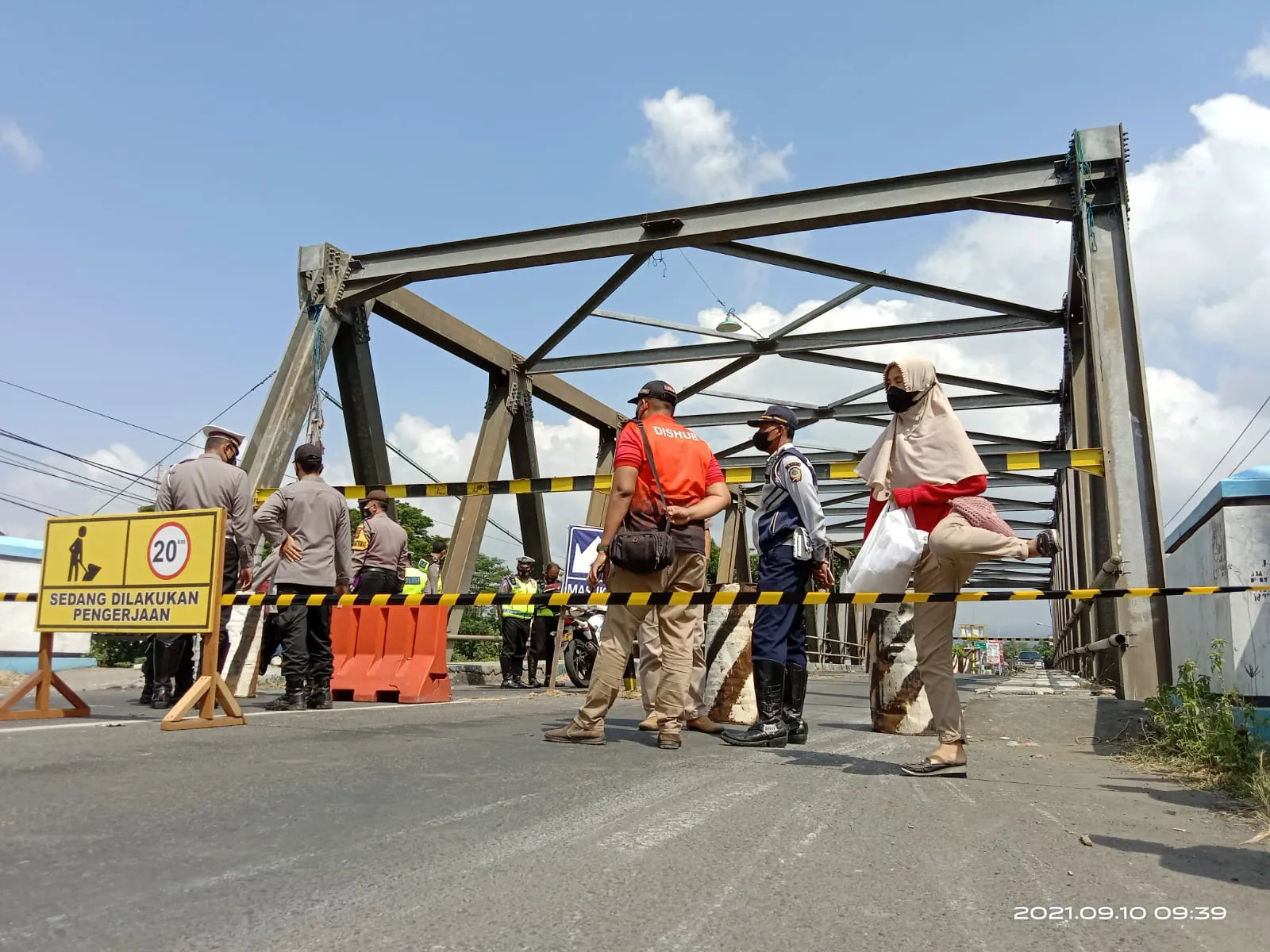 Jembatan Karangrejo Tulungagung Diperbaiki, Warga dan Pedagang harus Memutar 5 Kilometer