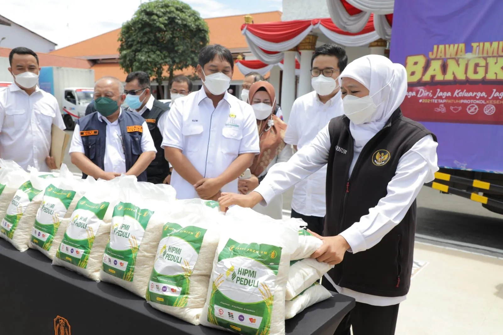 BPD HIPMI Jatim Beri Bantuan 25 Ton Beras untuk Masyarakat melalui Pemprov Jatim