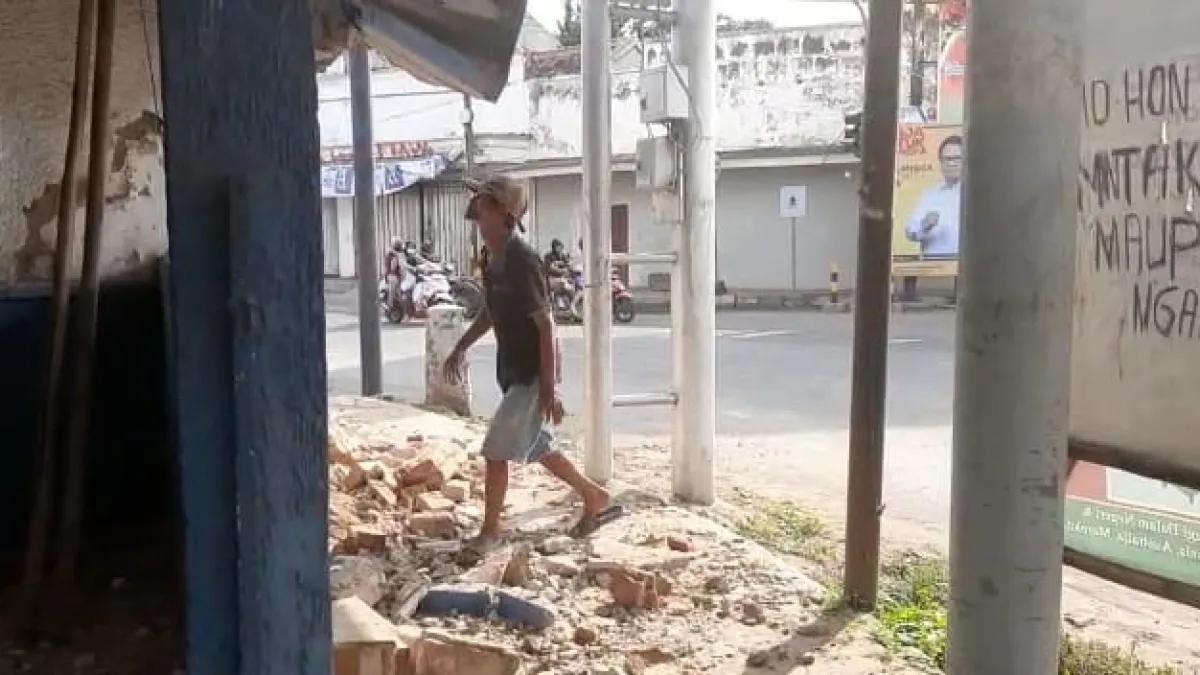 Gedung Tua Ambruk di Jember, Dua Tukang Tertimpa, Satu Tewas