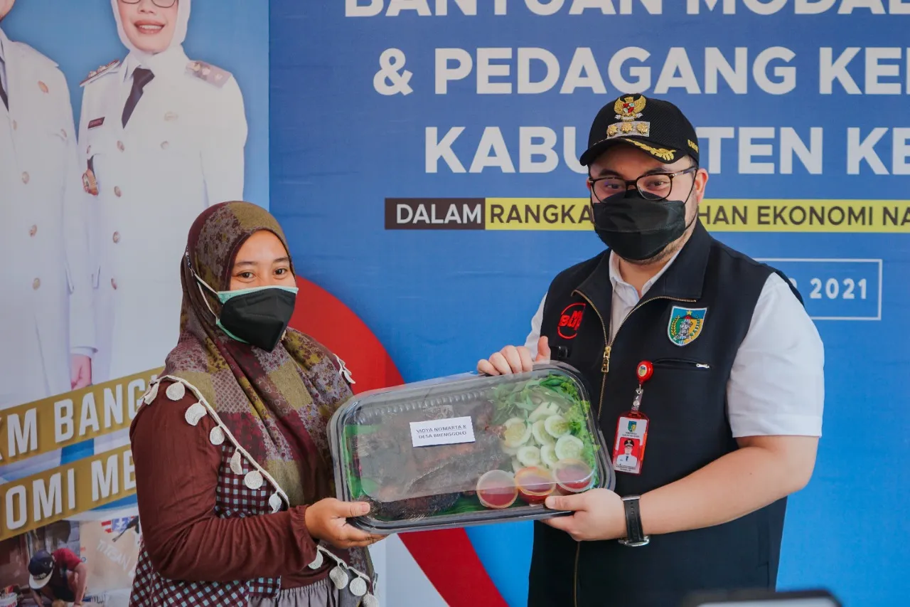 Bupati Kediri Salurkan Bantuan senilai Total Rp4,9 Miliar untuk 8300 UMKM