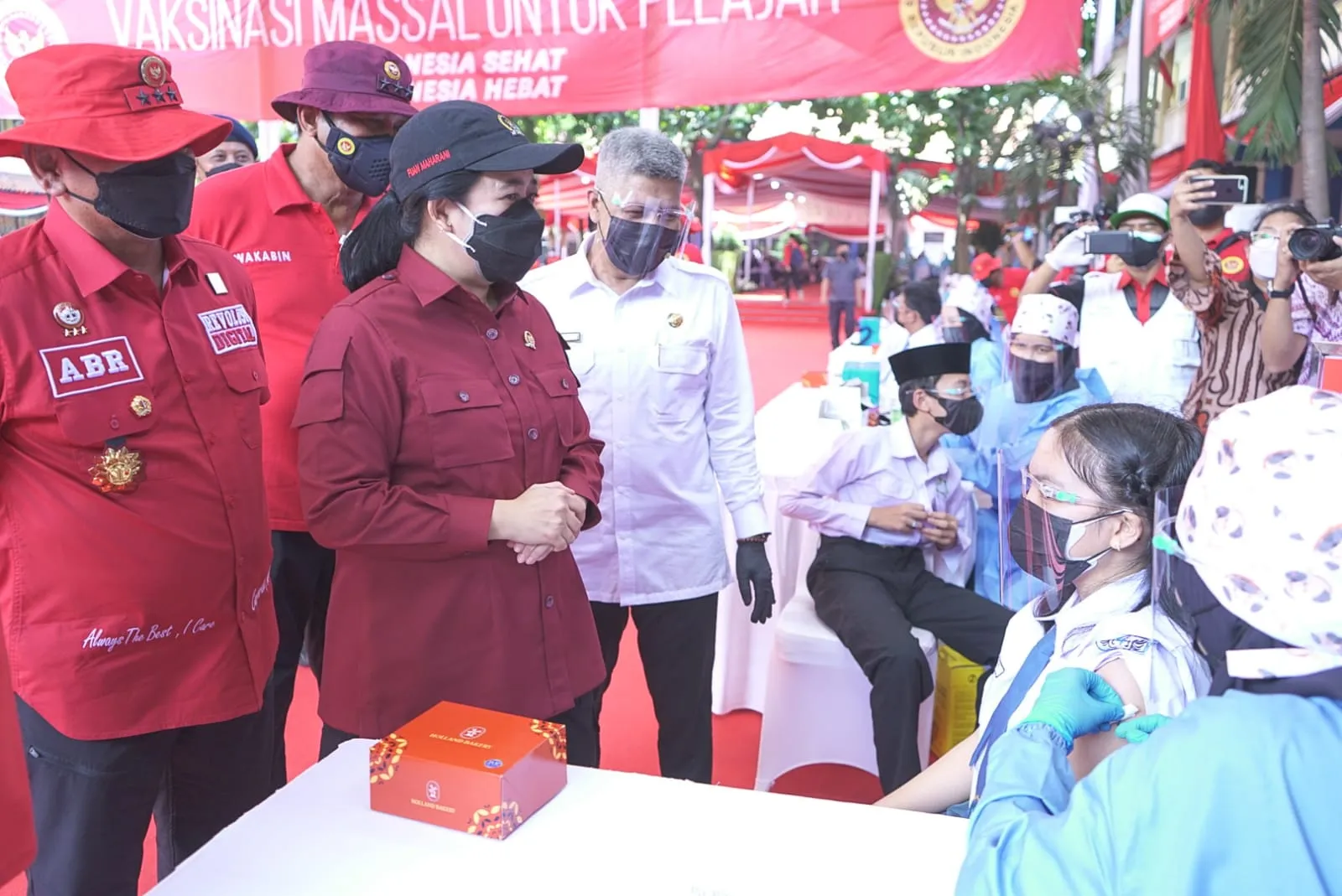 Puan Maharani Tinjau Vaksinasi di Sekolah, Siswa Senang Bisa kembali PTM