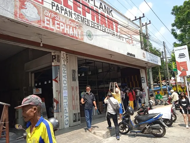Toko Bangunan Dieksekusi Pengadilan, 30 Warga Jombang Kehilangan Pekerjaan, Pemilik: Tidak Berperikemanusiaan!