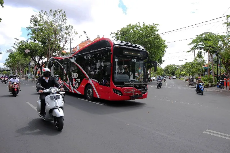 Gaya Blusukan Wali Kota Eri: Motoran Pakai Vespa Sambil Serap Aspirasi Warga