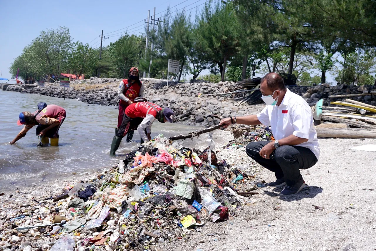 Sampah Menumpuk akibat Rob di Pantai Kenjeran, Wawali Surabaya Armuji Respon Cepat ke Lokasi