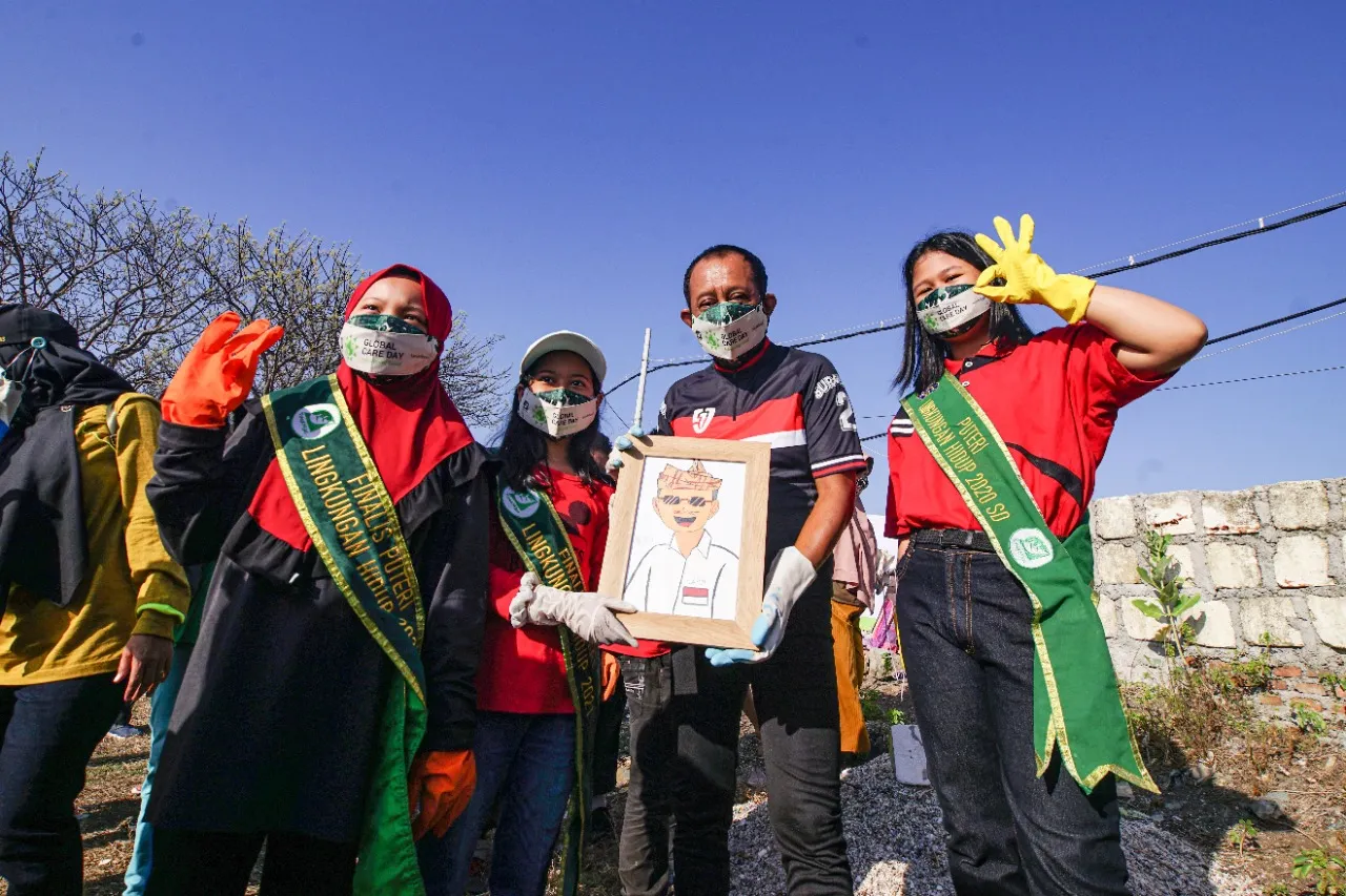 Wakil Wali Kota Armuji Bersih-Bersih Pantai bersama Finalis Pangeran-Putri Lingkungan Hidup