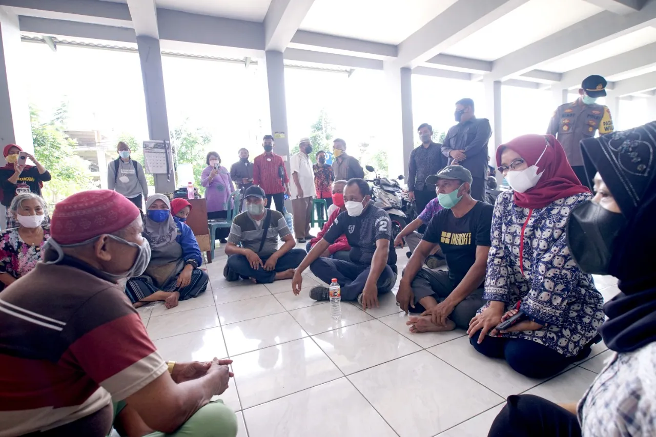 Disambati Pedagang Pasar Gunung Anyar, Wakil Wali Kota Armuji bantu Lunasi Hutang