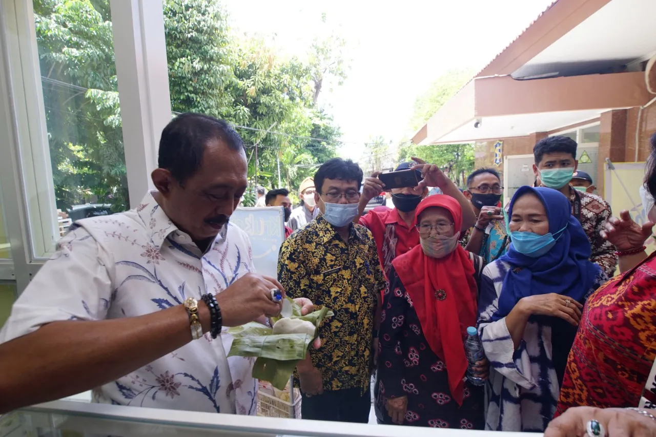 Sambangi Pelaku UMKM Kecamatan Wonokromo, Wakil Wali Kota Armuji Incip Sambal buatan Warga