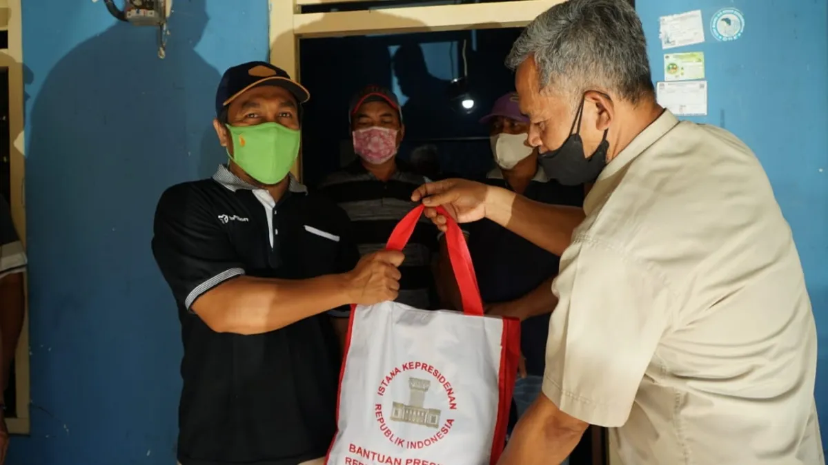 Buntut Poster Tuntut Harga Jagung Wajar, Presiden Jokowi Beri Bantuan Paket Sembako kepada Peternak Ayam Blitar