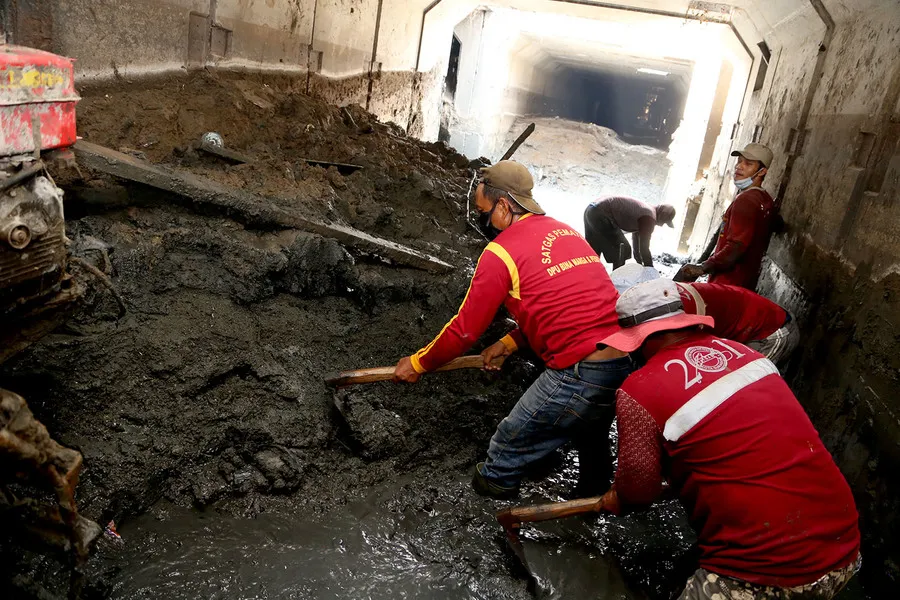 Antisipasi Musim Hujan, Pemkot Surabaya Keruk Endapan Lumpur di Saluran Box Culvert