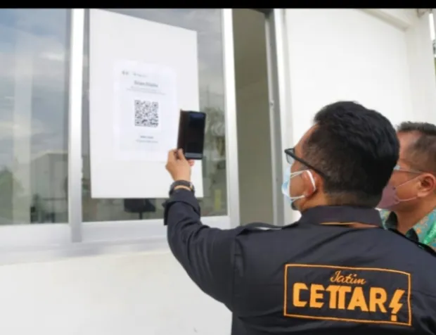 Uji Coba 100 Persen Pembukaan Sektor Industri dan Retail, Pemprov Jatim Dorong Penerapan Aplikasi PeduliLindungi