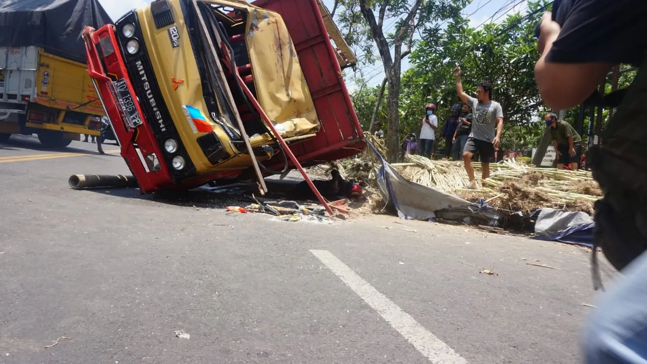 Pengemudi Scoopy Tewas Tertimpa Truk Tebu