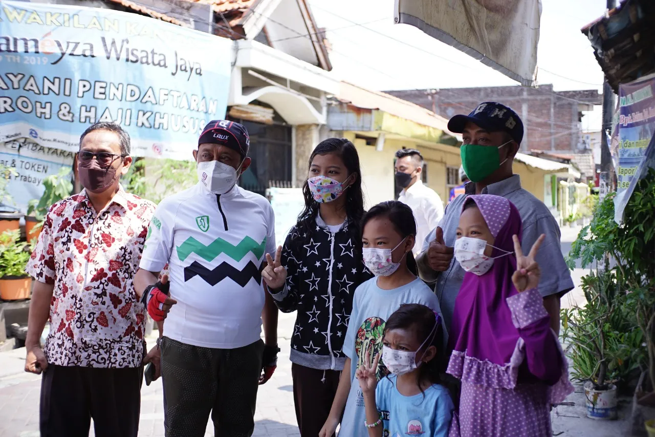 Blusukan di Kampung Rungkut Lor, Wakil Walikota Armuji Kenang Masa Kecil dan Silaturahim di Kediaman Ketua PCNU