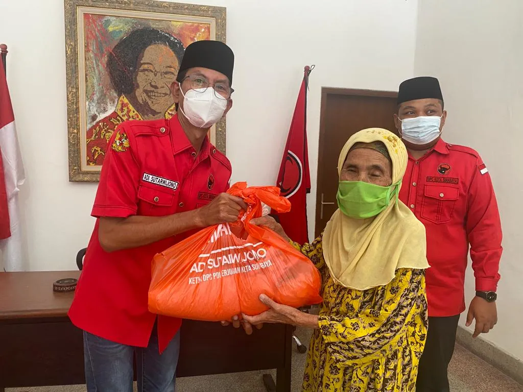 Salurkan Sembako Bambang DH, Ketua PDIP Surabaya: Memperkuat Akar di Kalangan Wong Cilik