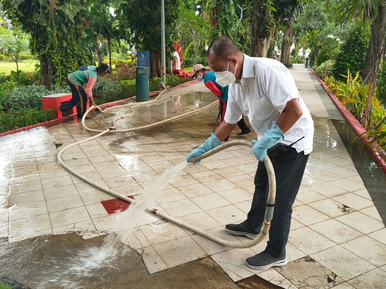 Surabaya Masuk PPKM Level 1, Wakil Wali Kota Bersihkan Taman Bungkul, Tanda segera Dibuka?
