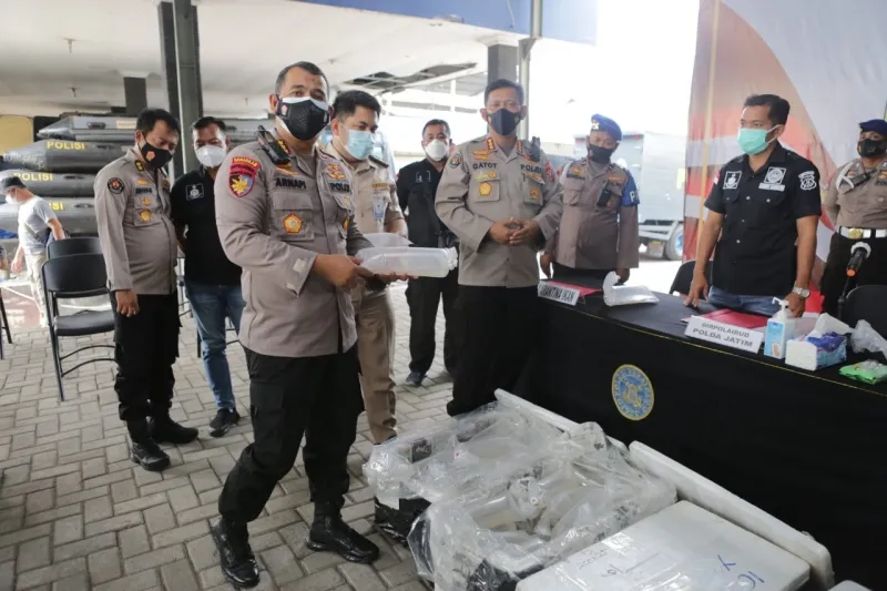 Subdit Gakkum Ditpolairud Polda Jatim Bekuk Dua Kurir Puluhan Ribu Benur Ilegal