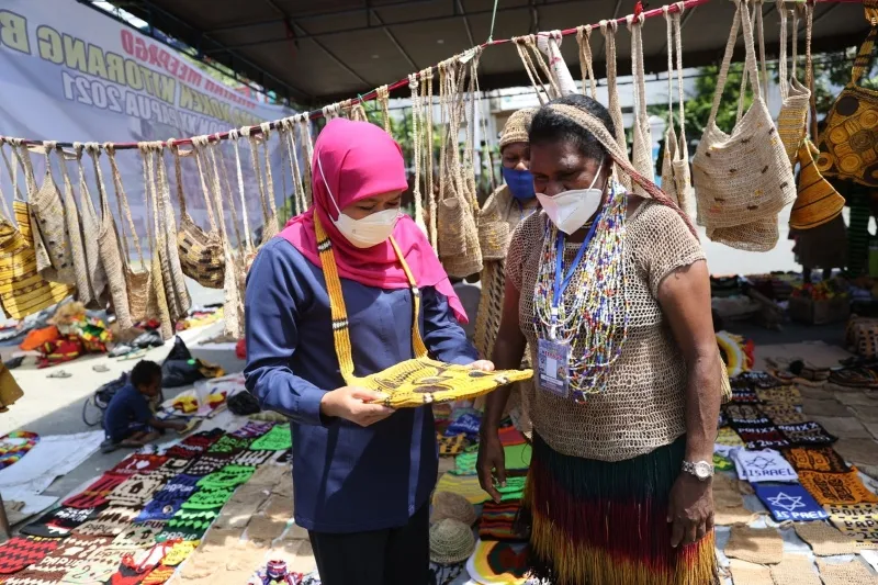 Pulang ke Jatim, Gubernur Khofifah Borong Noken di Pasar Mama-Mama Papua