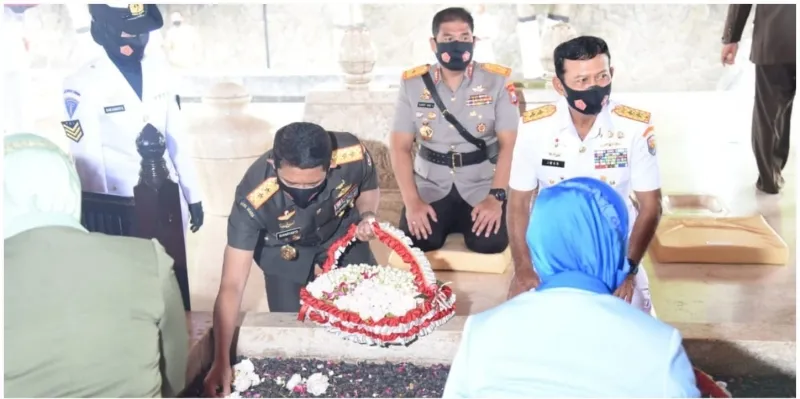 Sambut HUT TNI ke-76, Para Jenderal TNI dan Polri Jatim Ziarah ke Makam Bung Karno dan Gus Dur