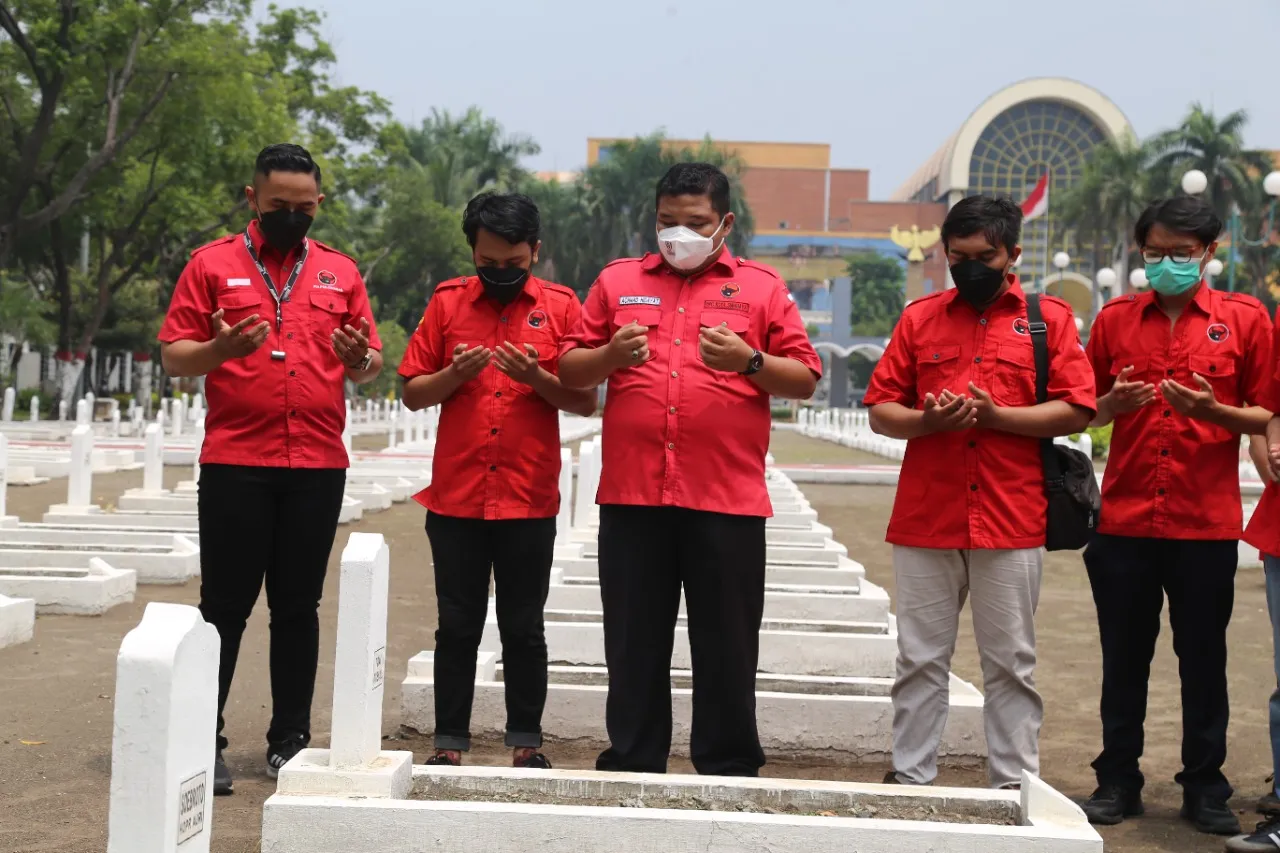 PDI Perjuangan Kota Surabaya Ziarah Makam Bung Tomo dan Taman Makam Pahlawan Kusuma Bangsa