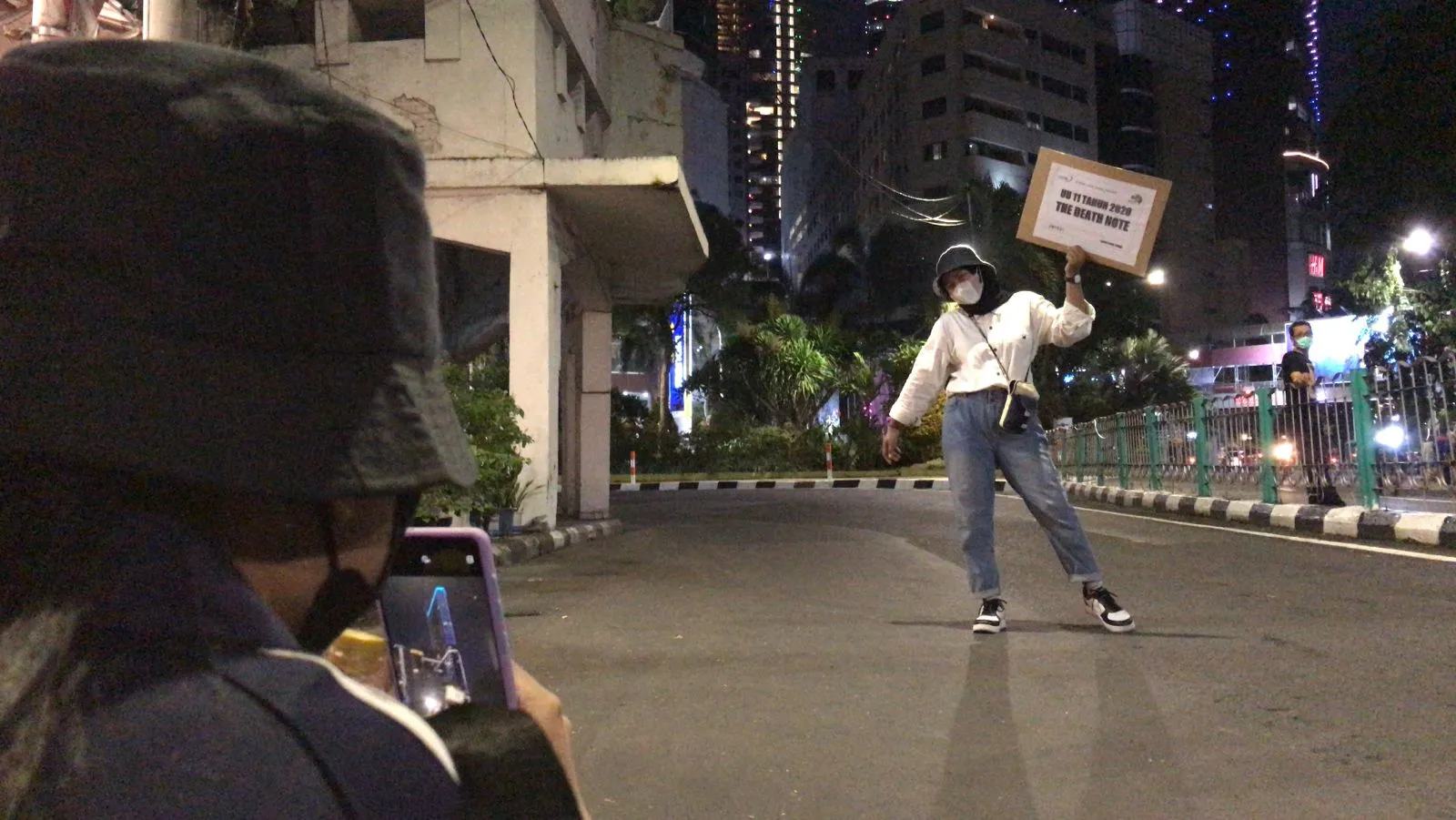 Aksi Berfoto-foto Ria Mewarnai Demonstrasi Buruh di Gedung Negara Grahadi Surabaya