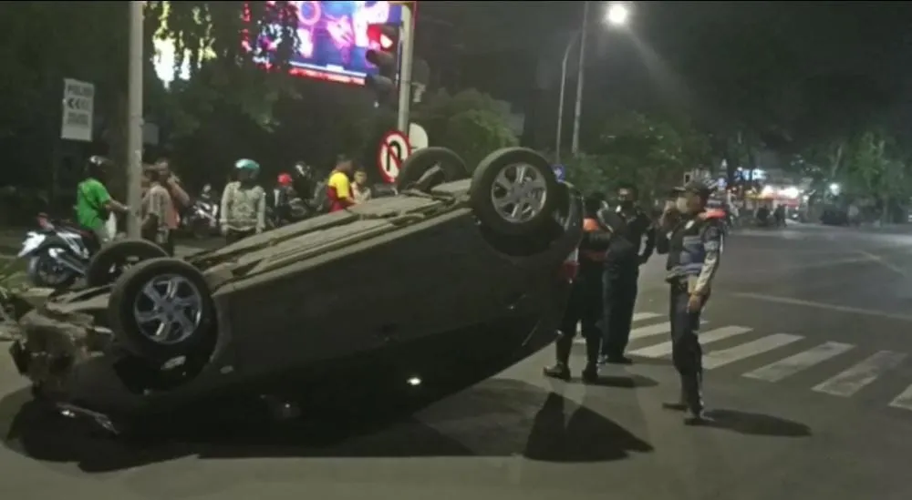 Pengemudinya Mabuk, Ngantuk, dan Kebut-kebutan, Mobil Honda Brio Ini Tabrak Trotoar hingga Terbalik