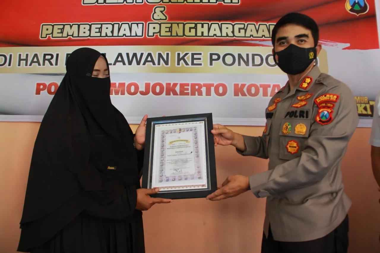Kapolresta Mojokerto Beri Penghargaan Pengasuh ODGJ di Pondok 99 sebagai Pahlawan Kemanusiaan
