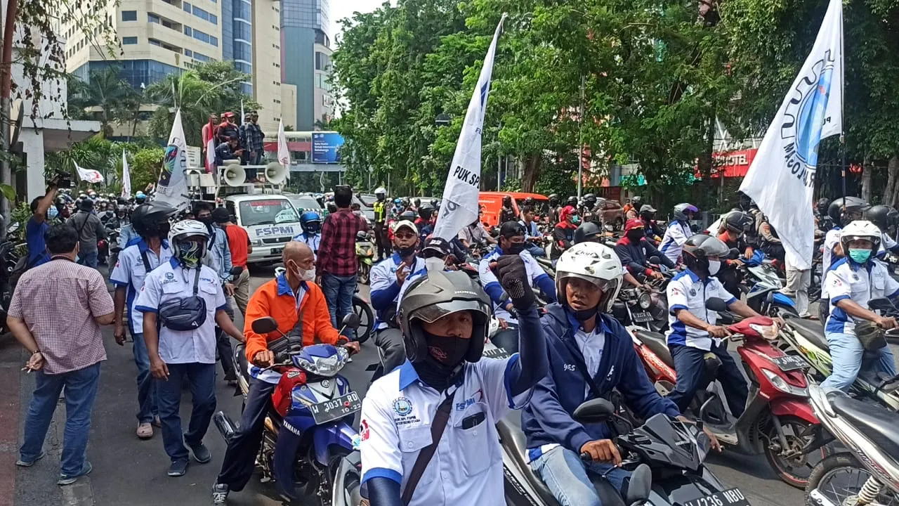 Demo Buruh Jatim di Grahadi Surabaya Menuntut Kenaikan UMP 13 Persen