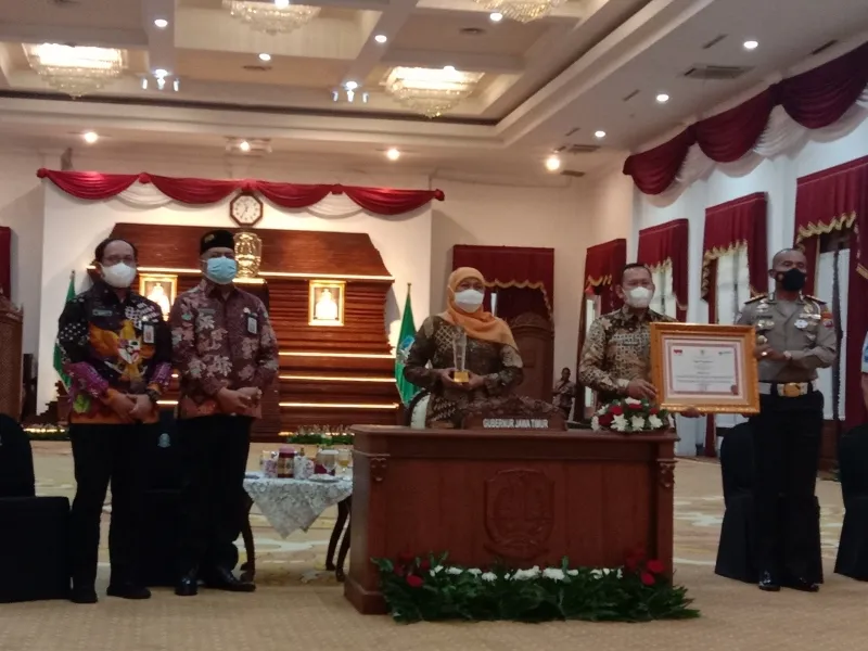Gubernur Khofifah Terima Penghargaan Top Inovasi Pelayanan Publik Tahun 2021