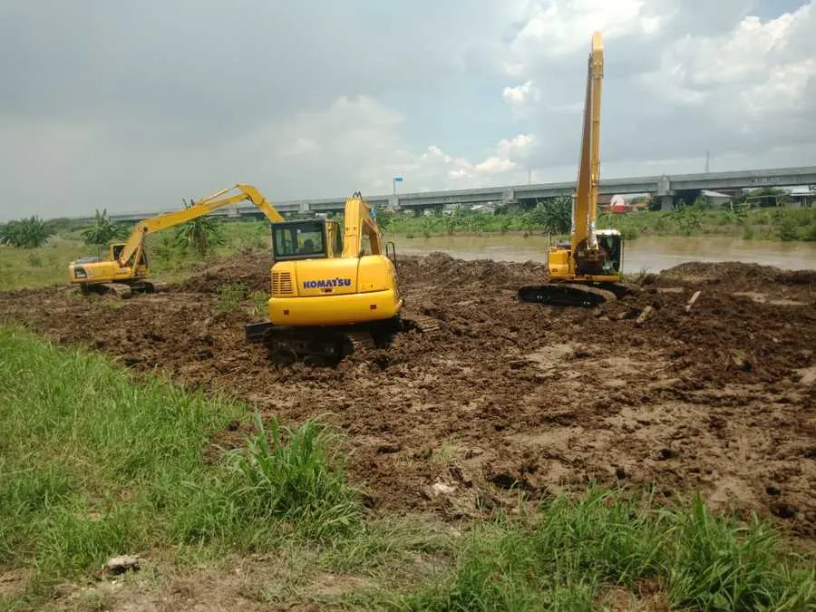 Bantu Tanggulangi Banjir di Gresik, Surabaya Kirim Dua Alat Berat Bangun Tanggul Kali Lamong