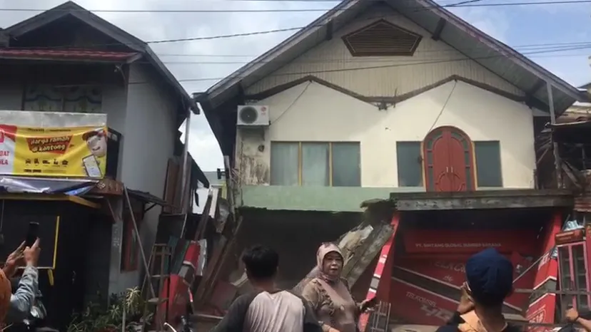 Waduh! Rumah Lantai Dua di Bantaran Sungai Kelayan Banjarmasin Ambruk