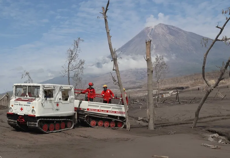 Material Vulkanik Masih Keluar dari Semeru, Khofifah Minta Warga Sabar Tidak Dekati Zona Merah