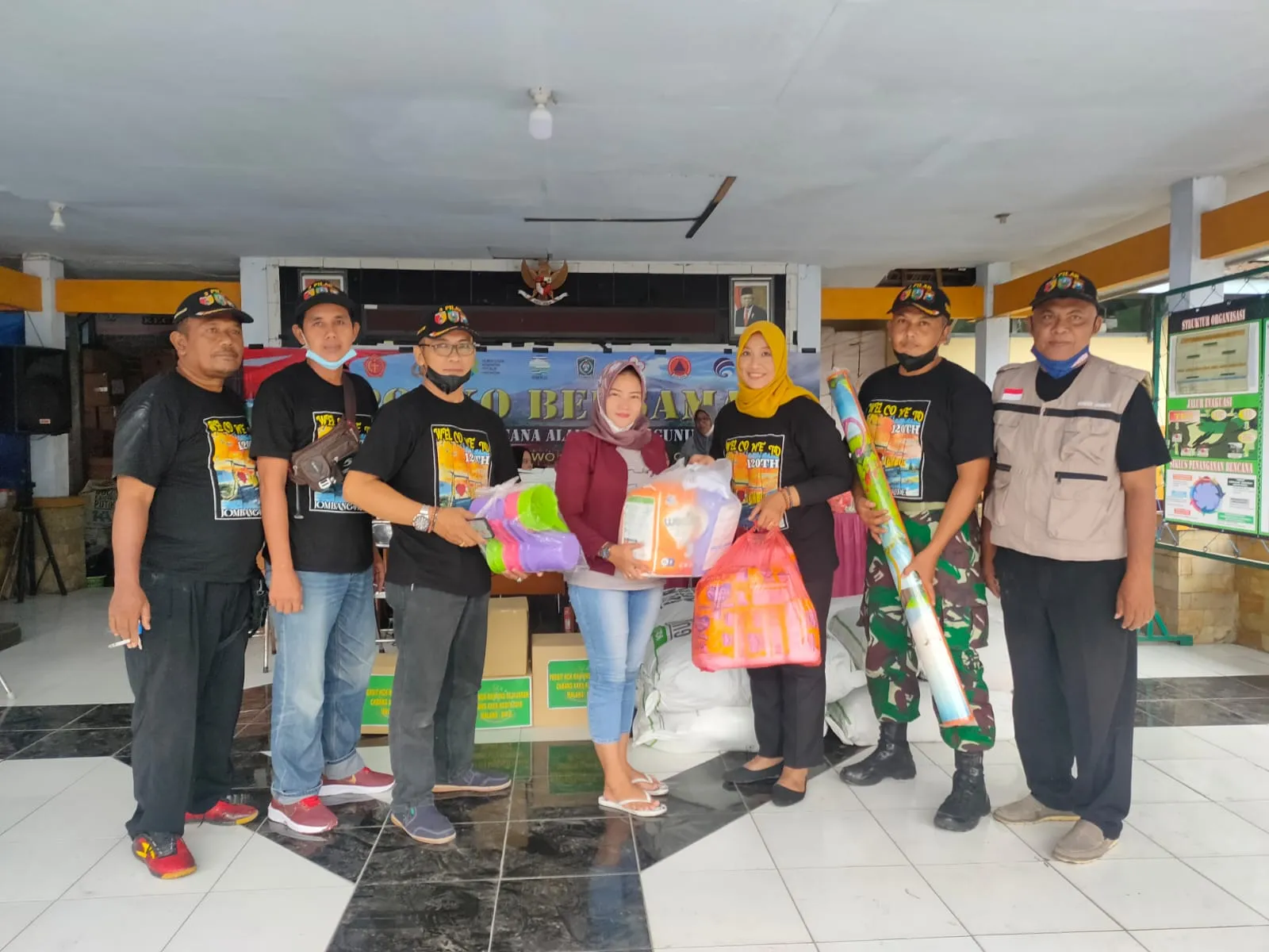 Warga Desa Jombok Ngoro Jombang Bantu Korban Erupsi Semeru