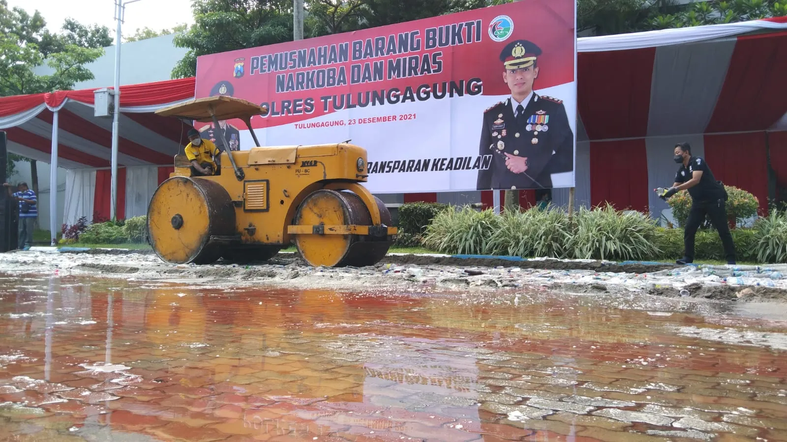 Jadi Sumber Masalah, Polres Tulungagung Musnahkan Ribuan Botol Miras dan Ratusan Knalpot Brong