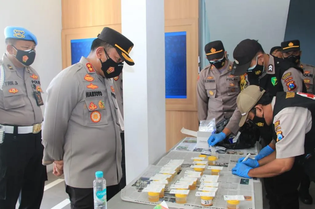 Sopir Bus dan Angkot di Terminal Bratang Dites Urine oleh Satresnarkoba Polrestabes Surabaya